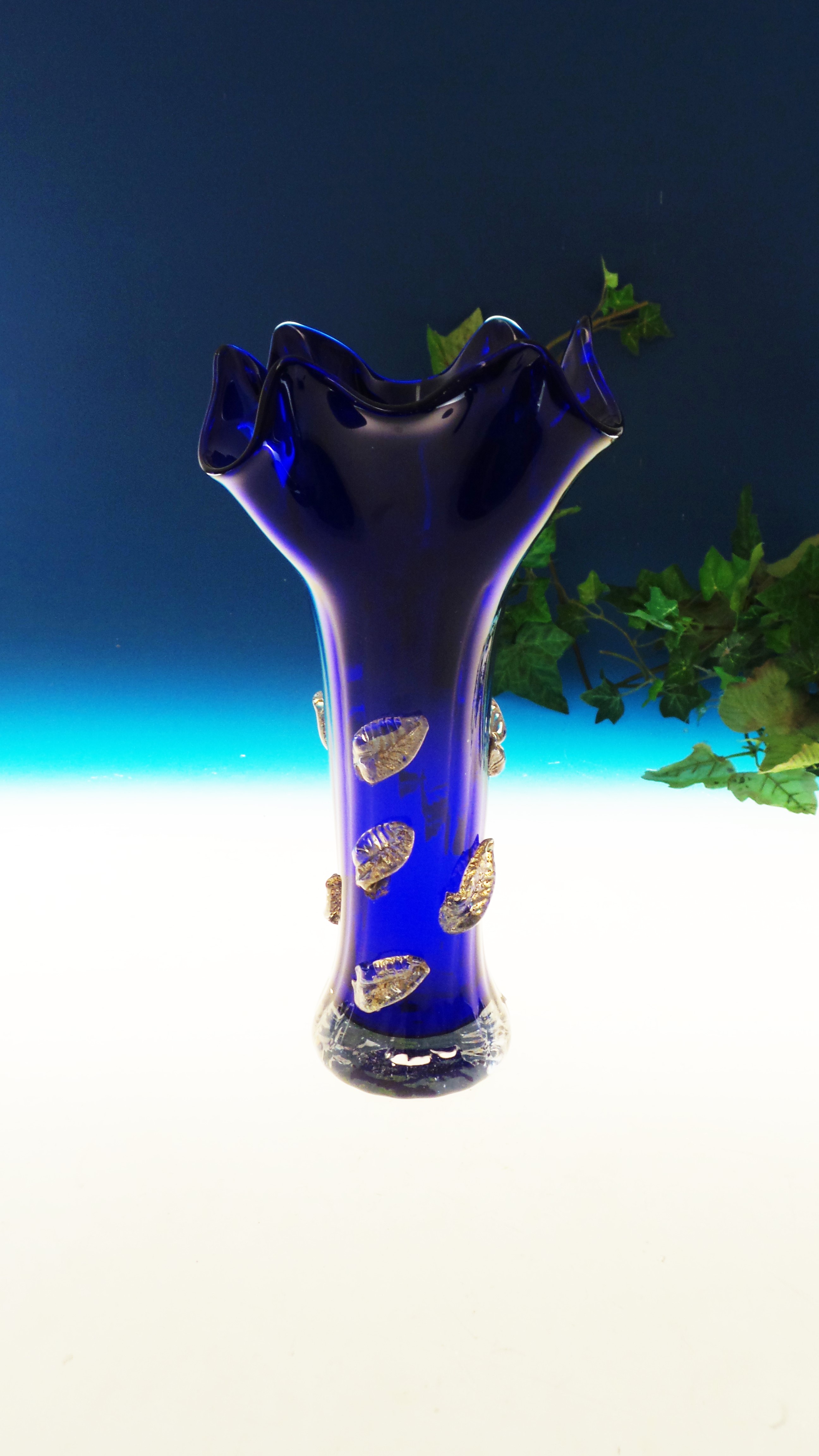 kobaldblaue Vase mit Blättern